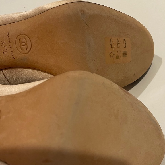 Authentic CHANEL champagne silk satin heels with pearl detail size 37.5 - Picture 5 of 8